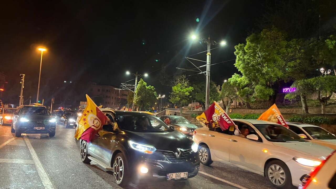 Galatasaray şampiyon oldu, Konya’da taraftarlar sokağa döküldü 8